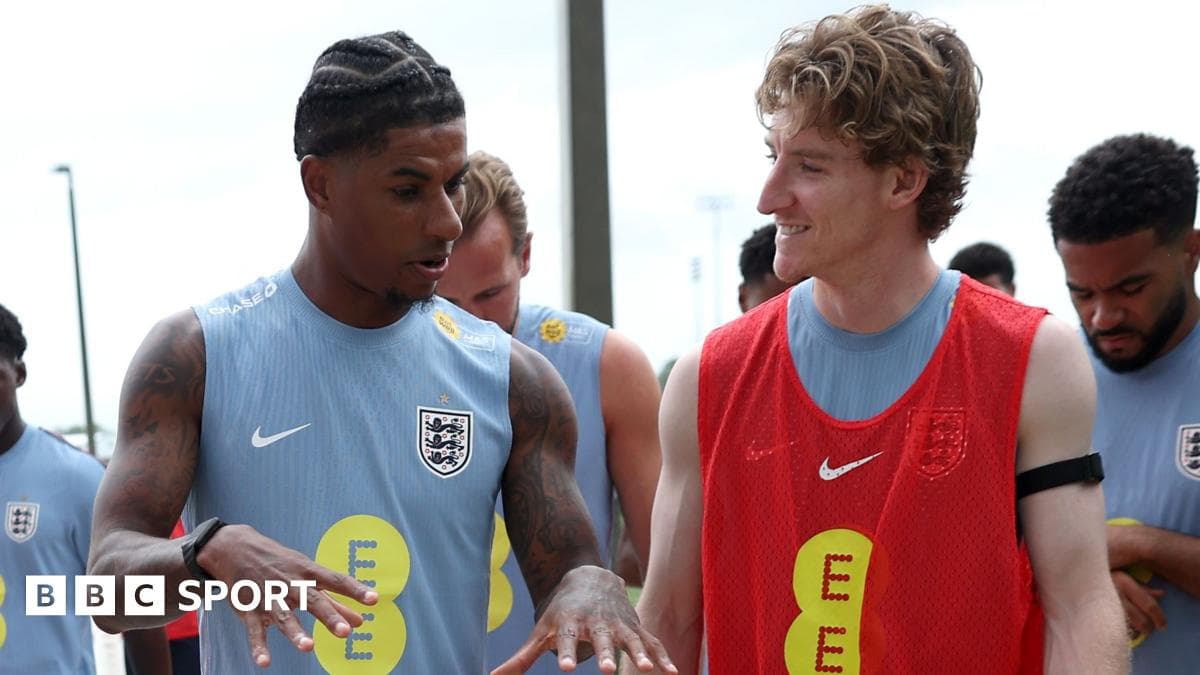 Jugadores de Inglaterra conversando durante sesión de entrenamiento
