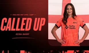 Keira Barry en camiseta de Inglaterra WNT abril