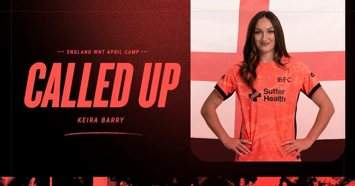 Keira Barry en camiseta de Inglaterra WNT abril