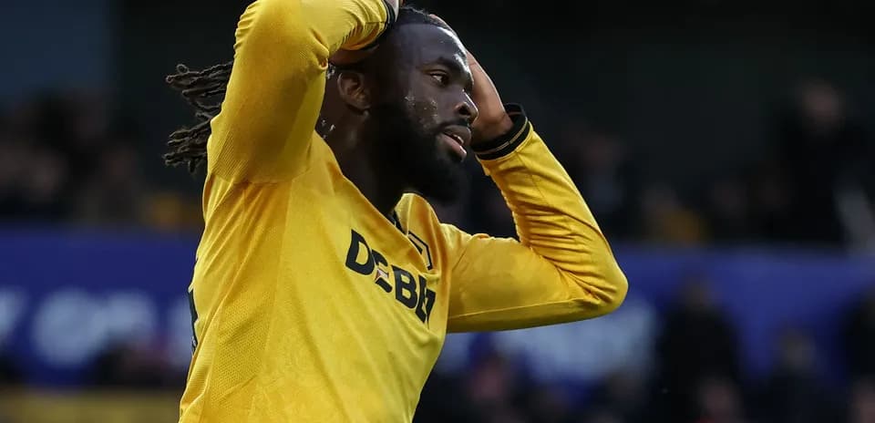 Jugador con camiseta amarilla se toma la cabeza