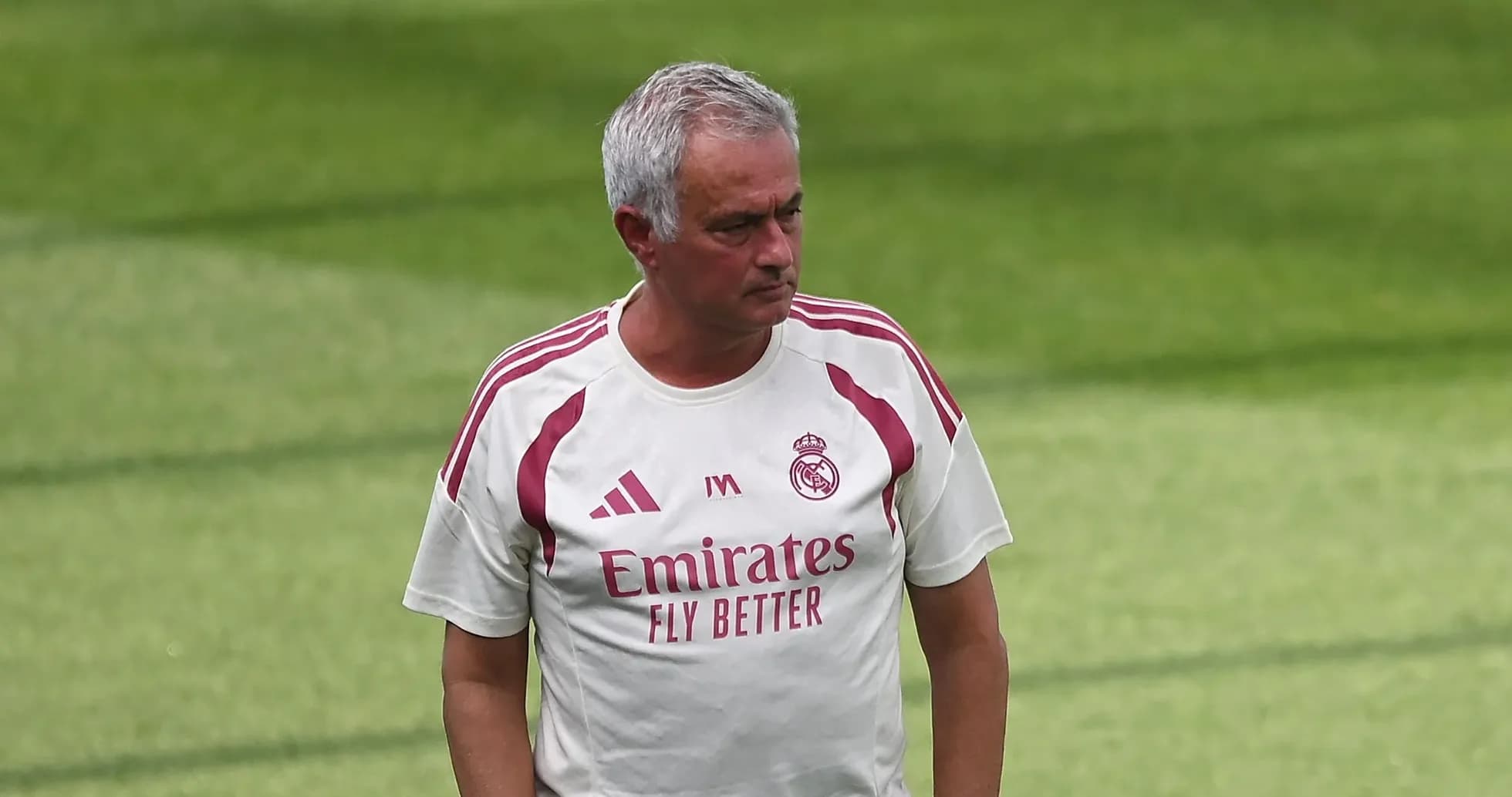 Entrenador de fútbol en campo durante la práctica