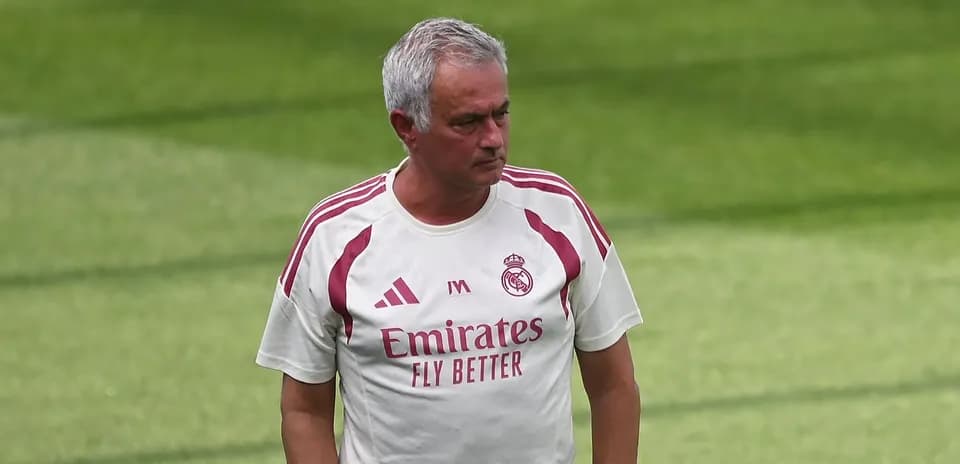 Entrenador de fútbol en campo durante la práctica