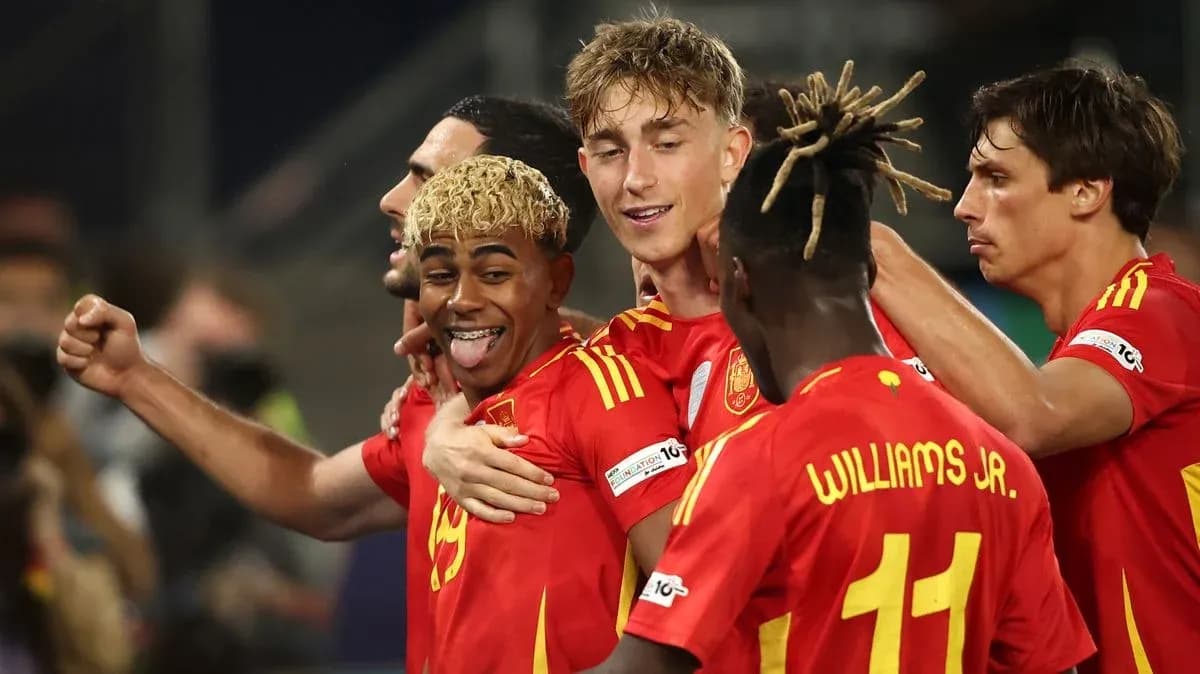 Jugadores de España celebrando un gol juntos