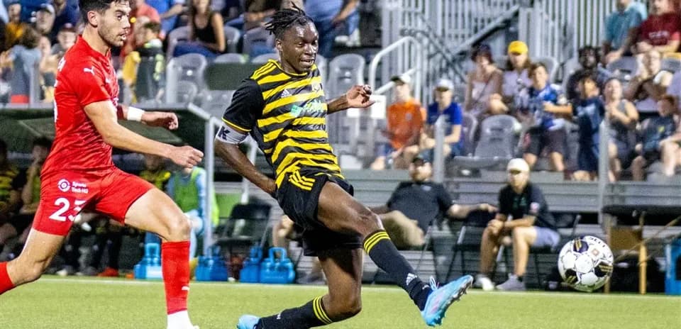 Jugador de Pittsburgh Riverhounds en acción