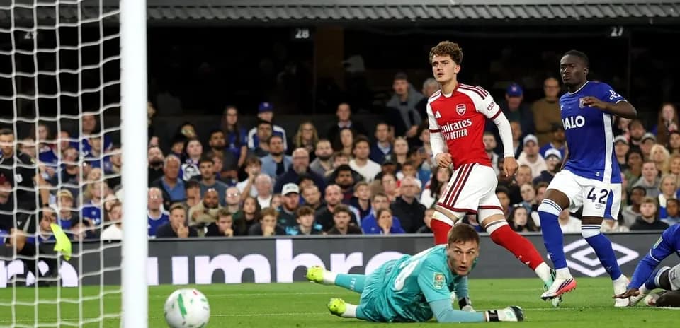 Jugador de Arsenal celebra un gol ante el portero rival
