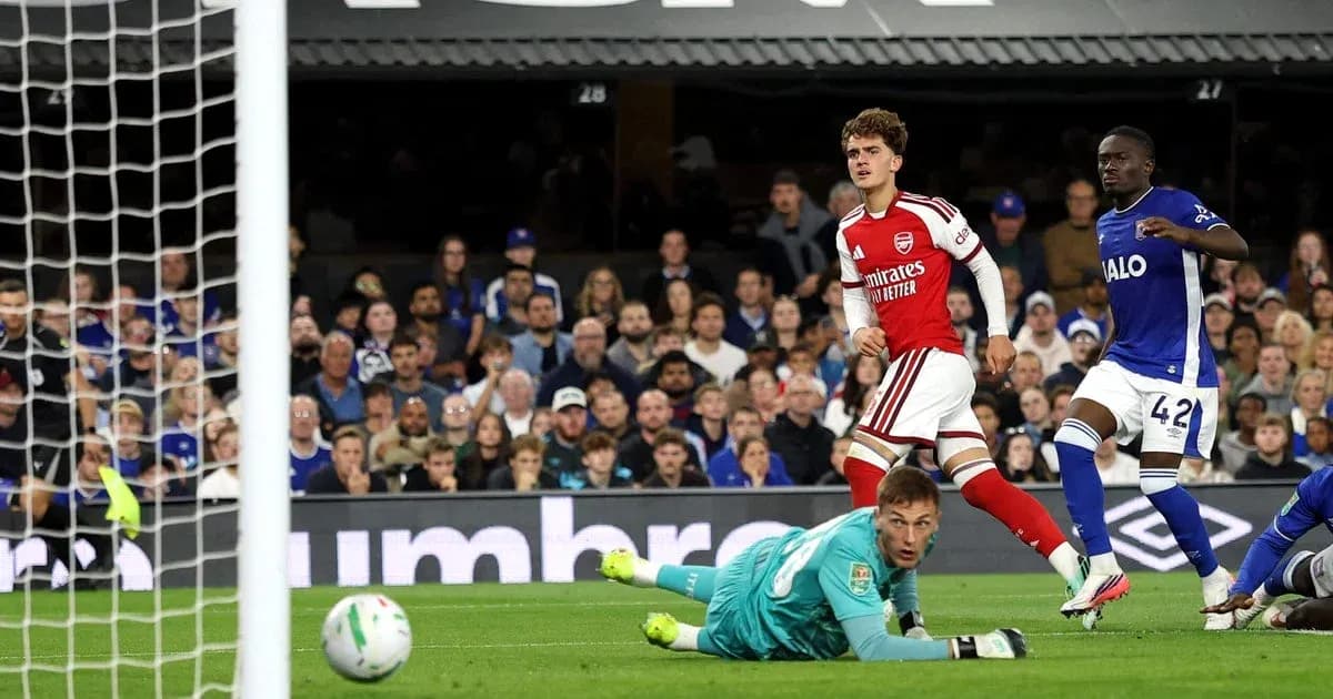 Jugador de Arsenal celebra un gol ante el portero rival
