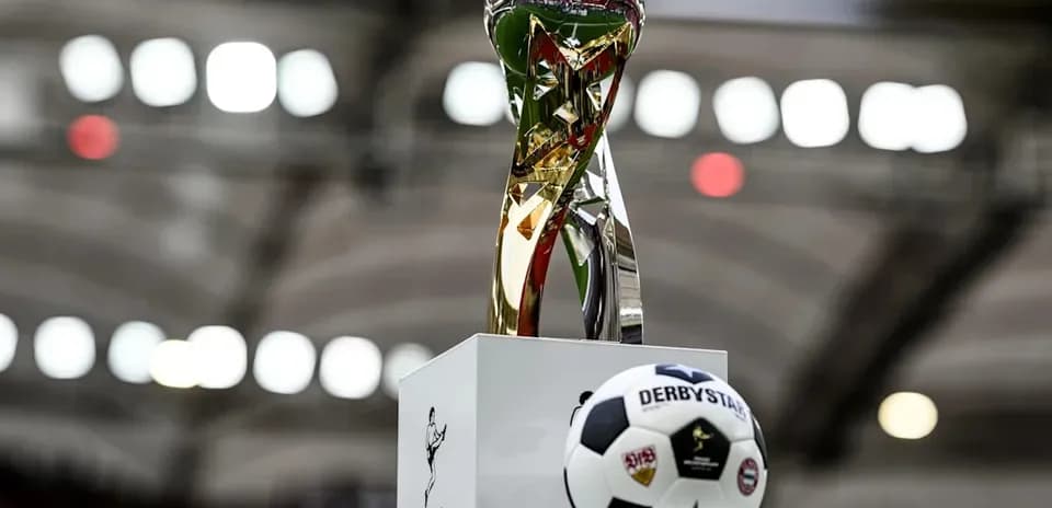 Trofeo Franz Beckenbauer y balón de fútbol