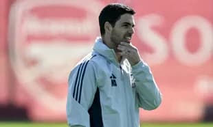 Entrenador observando durante la sesión de entrenamiento