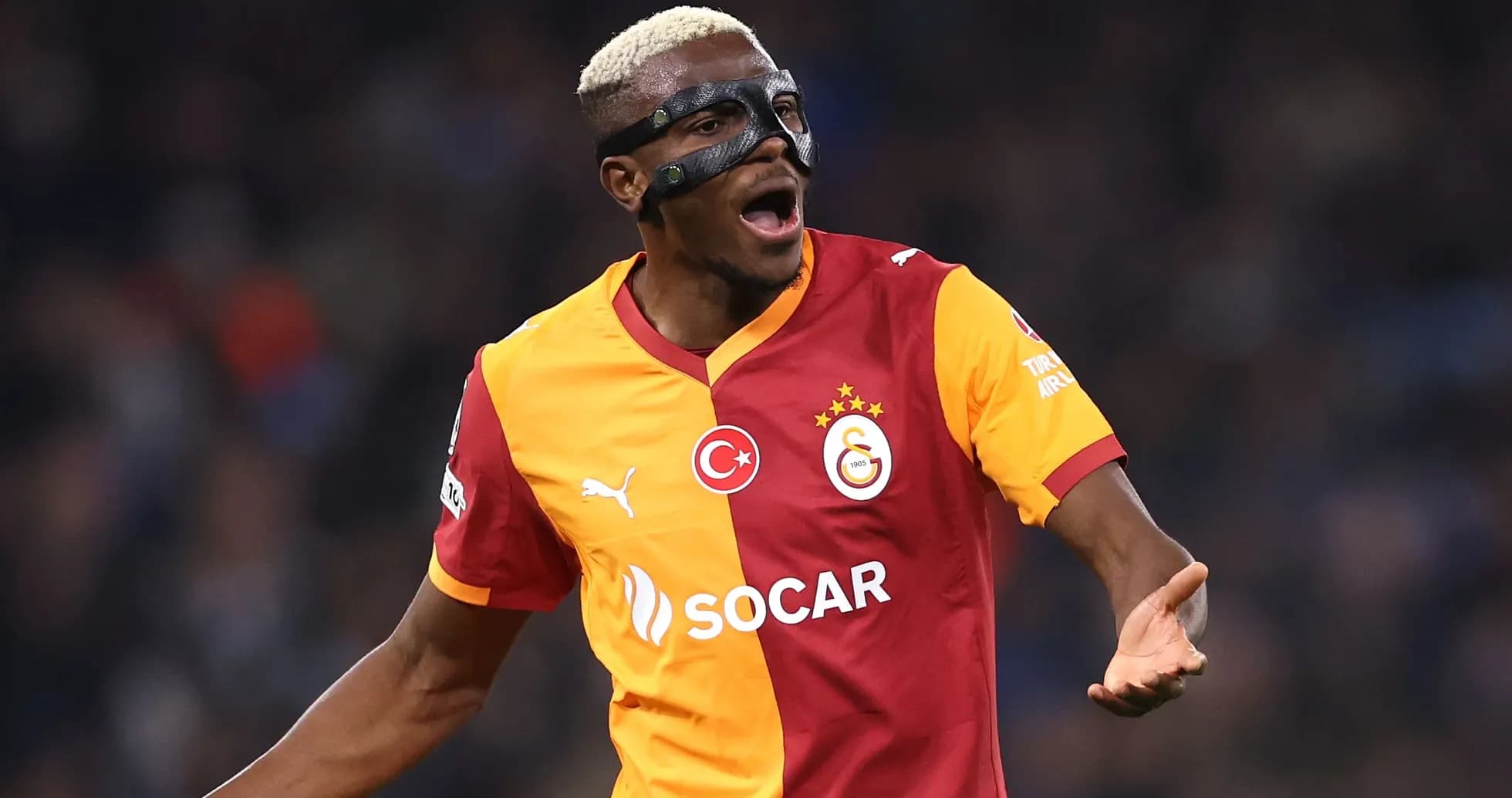 Jugador de Galatasaray protestando durante el partido