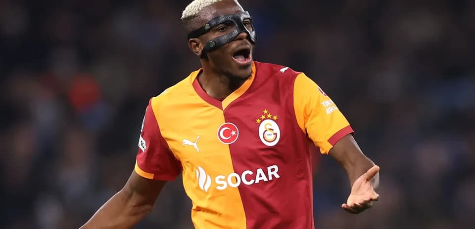 Jugador de Galatasaray protestando durante el partido