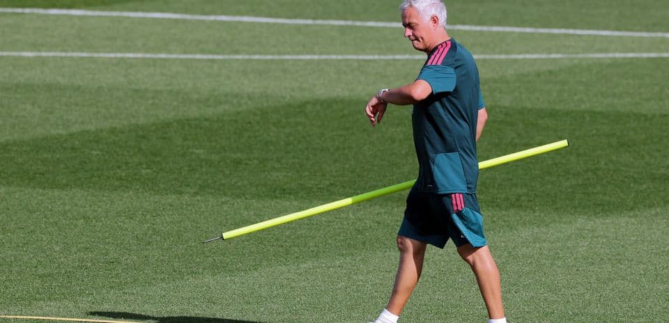Entrenador caminando con un palo de entrenamiento
