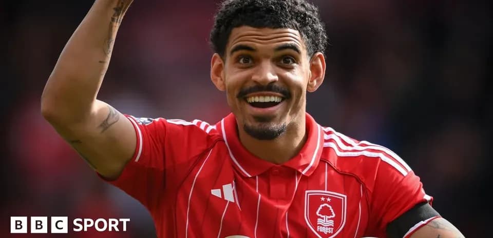 Jugador de Nottingham Forest celebrando con los brazos levantados