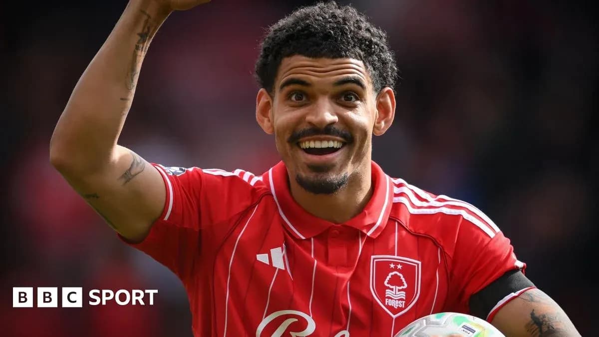 Jugador de Nottingham Forest celebrando con los brazos levantados