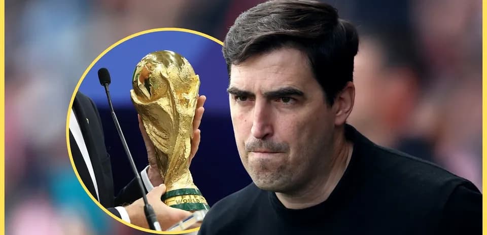 Entrenador observando el trofeo de la Copa del Mundo