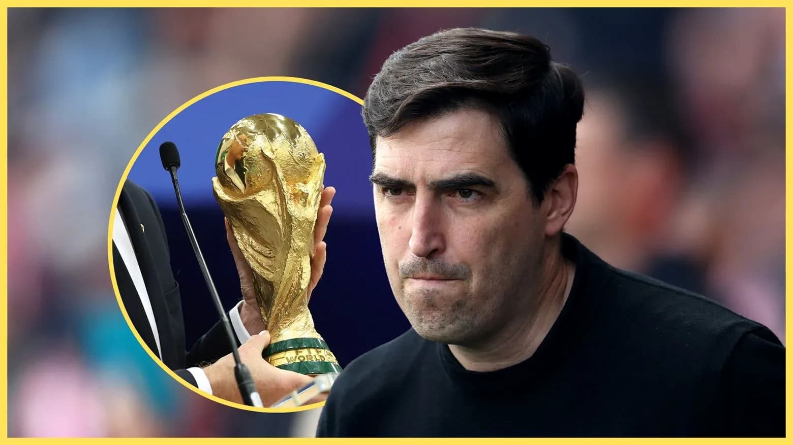 Entrenador observando el trofeo de la Copa del Mundo