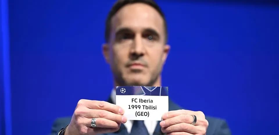 Hombre mostrando tarjeta de FC Iberia 1999 Tbilisi