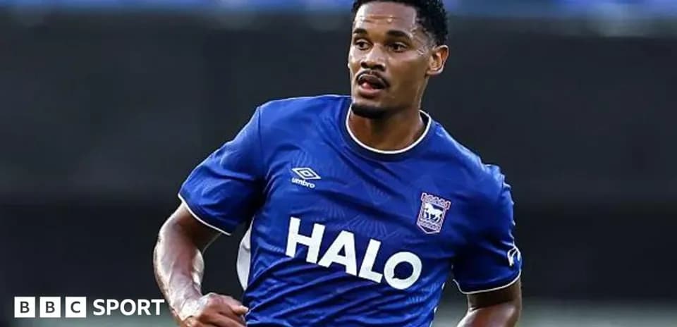 Jugador de Ipswich Town corriendo durante un partido