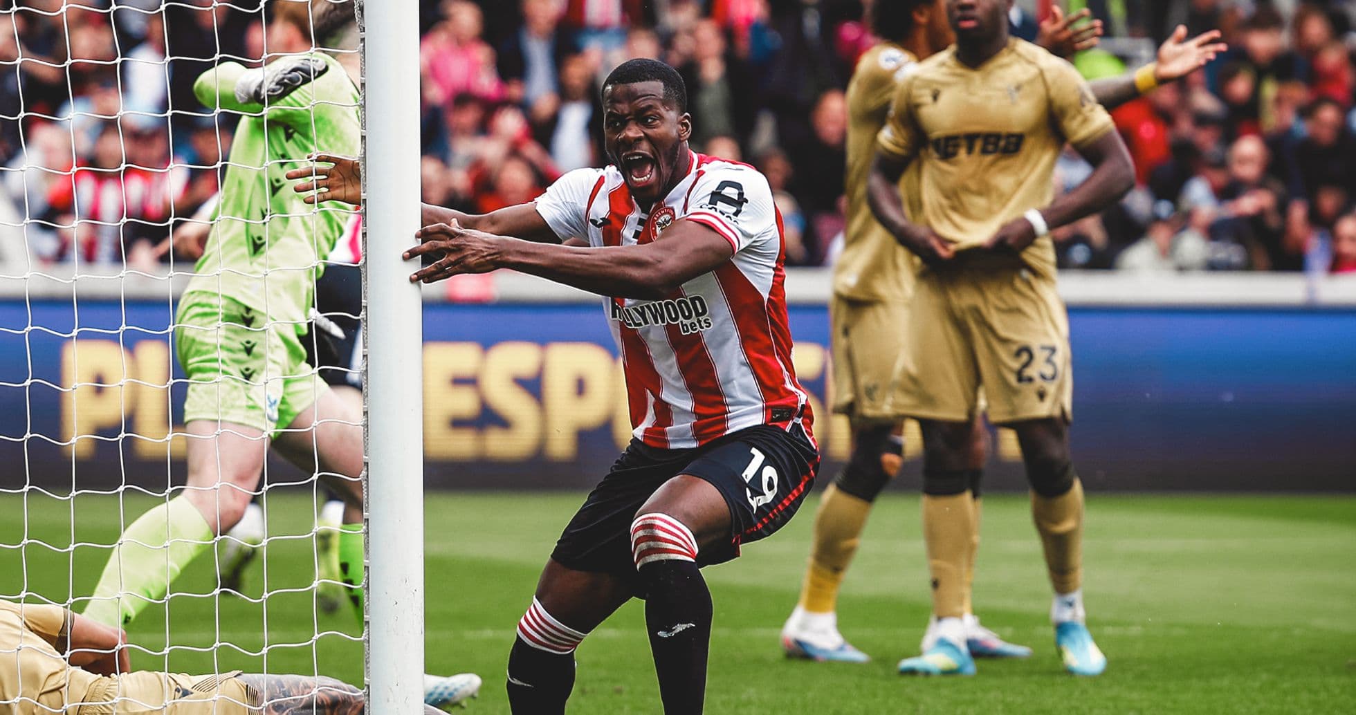Jugador de Brentford celebra un gol