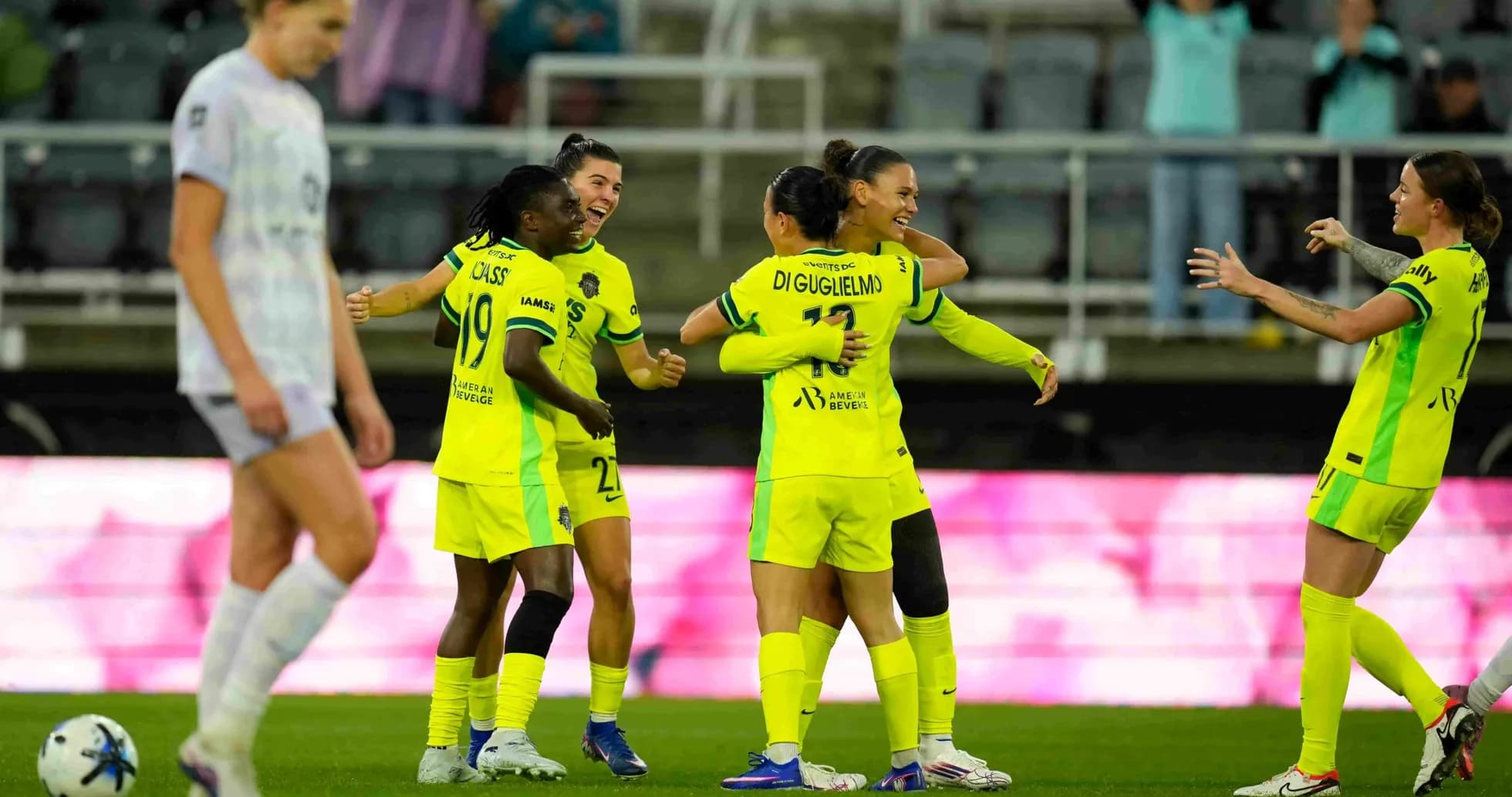 Jugadoras celebrando un gol en el partido