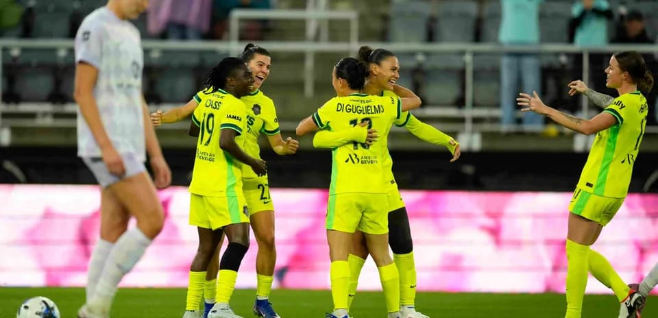 Jugadoras celebrando un gol en el partido