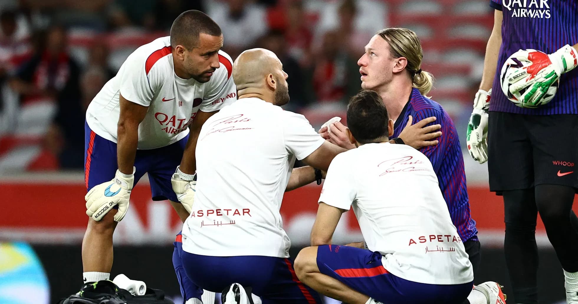Entrenador y personal médico atendiendo a jugador caído