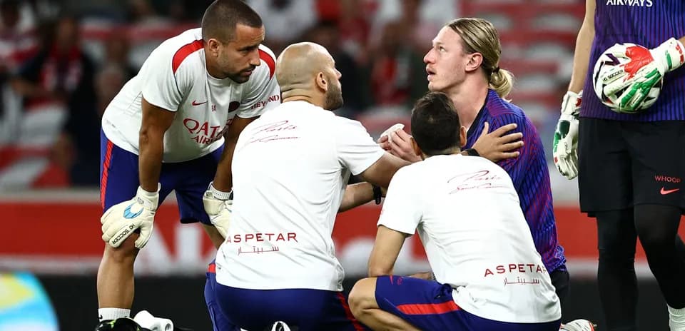 Entrenador y personal médico atendiendo a jugador caído