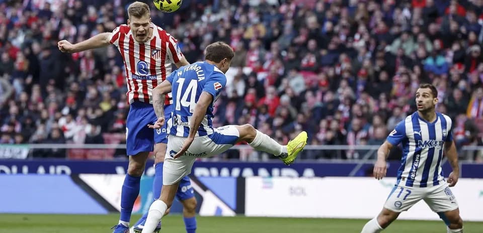 Jugadores de Alavés y Atlético compiten por el balón