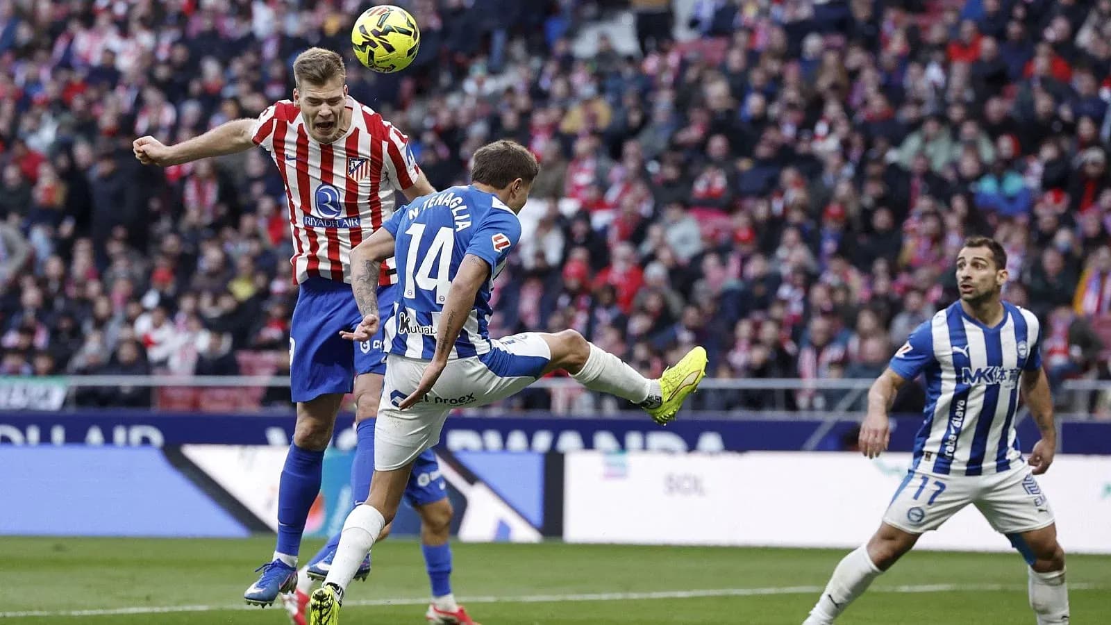 Jugadores de Alavés y Atlético compiten por el balón