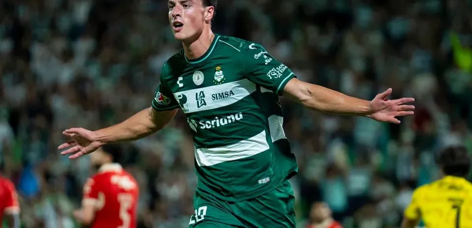 Jugador de Santos Laguna celebrando un gol