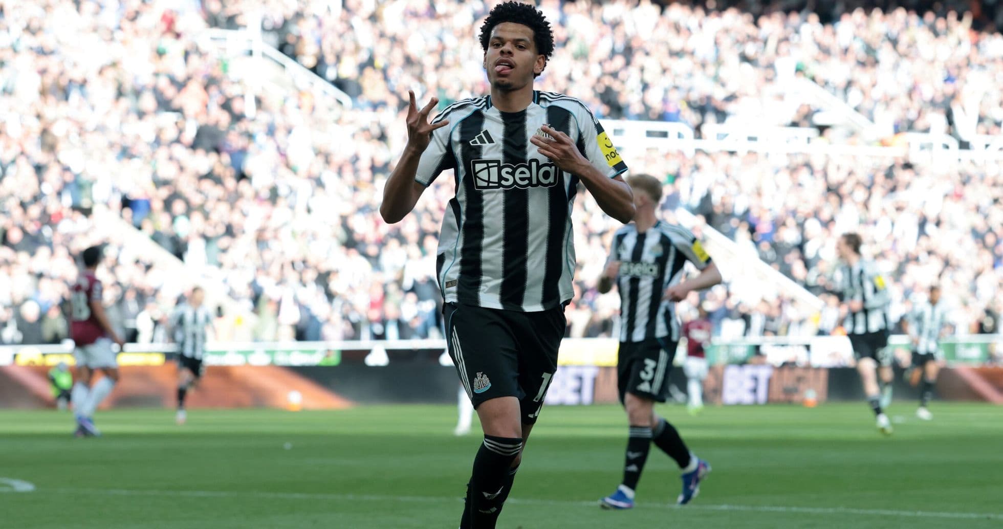 Jugador de Newcastle celebra un gol