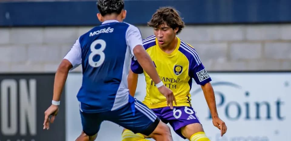 Jugador de Orlando City II en acción