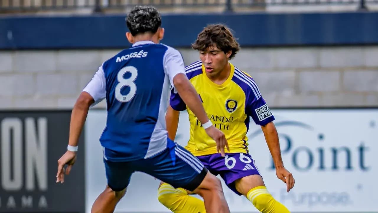 Jugador de Orlando City II en acción