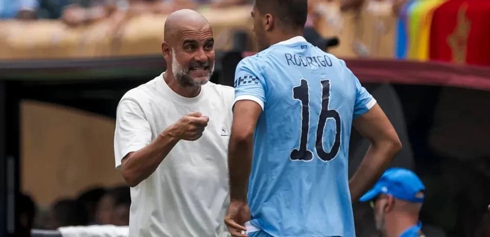 Entrenador hablando con Rodrigo durante el partido