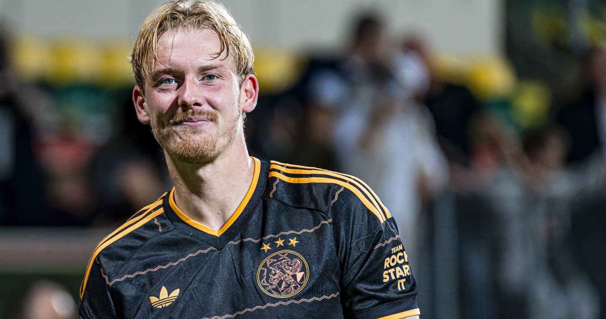 Jugador sonriente en uniforme de Ajax después del partido