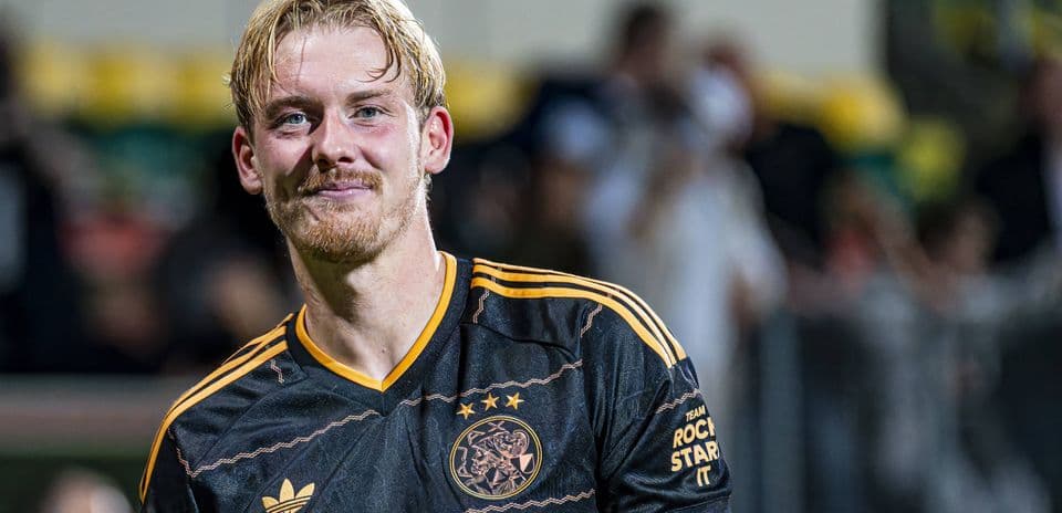 Jugador sonriente en uniforme de Ajax después del partido