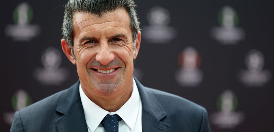 Hombre sonriente en evento deportivo con traje