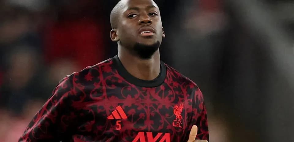 Jugador de Liverpool FC durante calentamiento en el campo