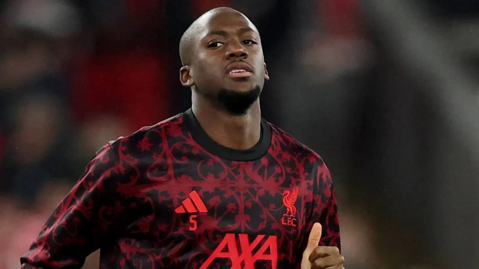Jugador de Liverpool FC durante calentamiento en el campo