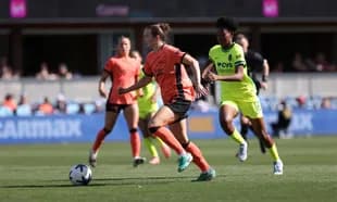 Jugadora de Bay FC corriendo con el balón