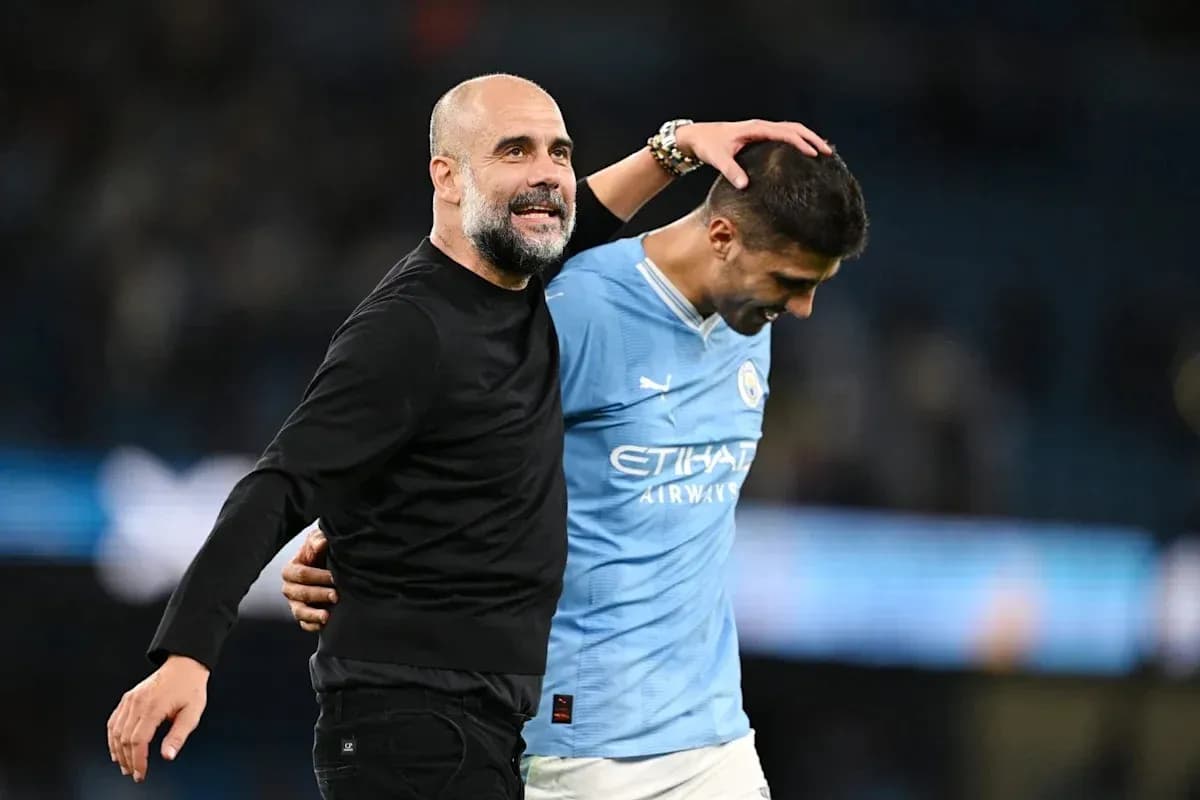 Entrenador y jugador de Manchester City celebrando juntos