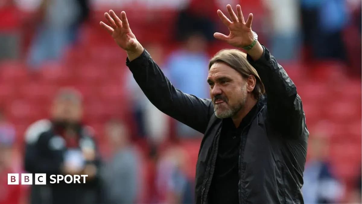 Entrenador saludando al público en el estadio