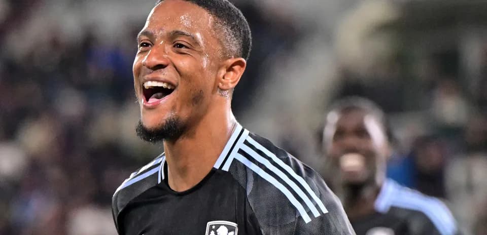 Jugador sonriente en uniforme de fútbol durante partido
