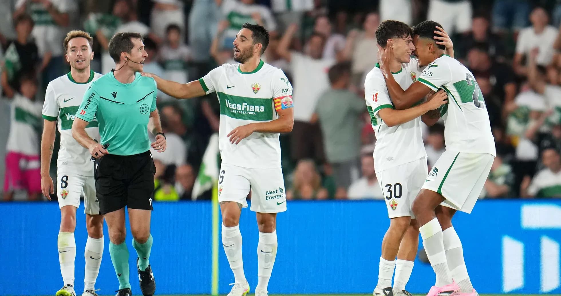 Jugadores de Elche celebrando un gol