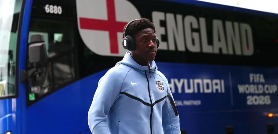 Jugador caminando hacia autobús de Inglaterra