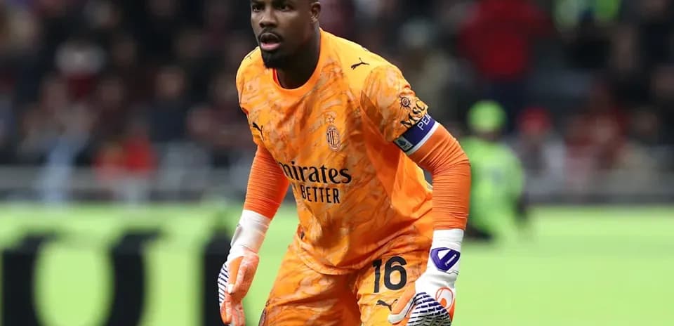 Portero de AC Milan en acción durante el partido