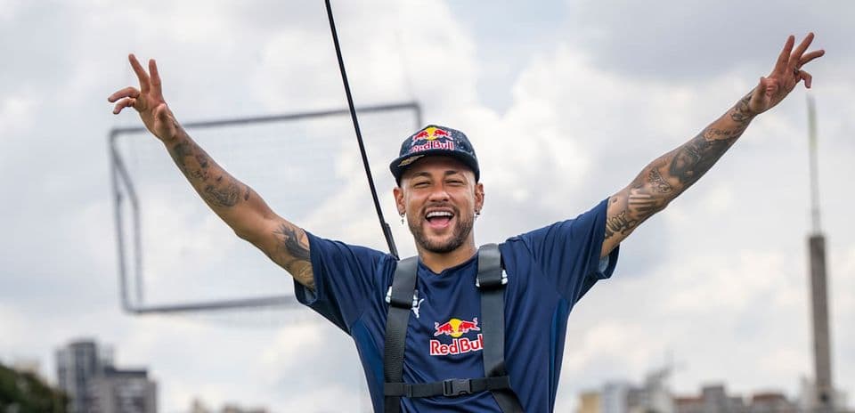 Neymar posando con brazos levantados en evento