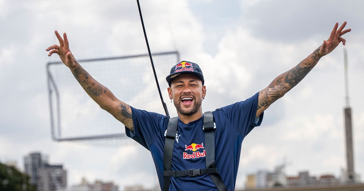 Neymar posando con brazos levantados en evento