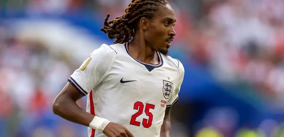Jugador de Inglaterra corriendo en el campo de fútbol