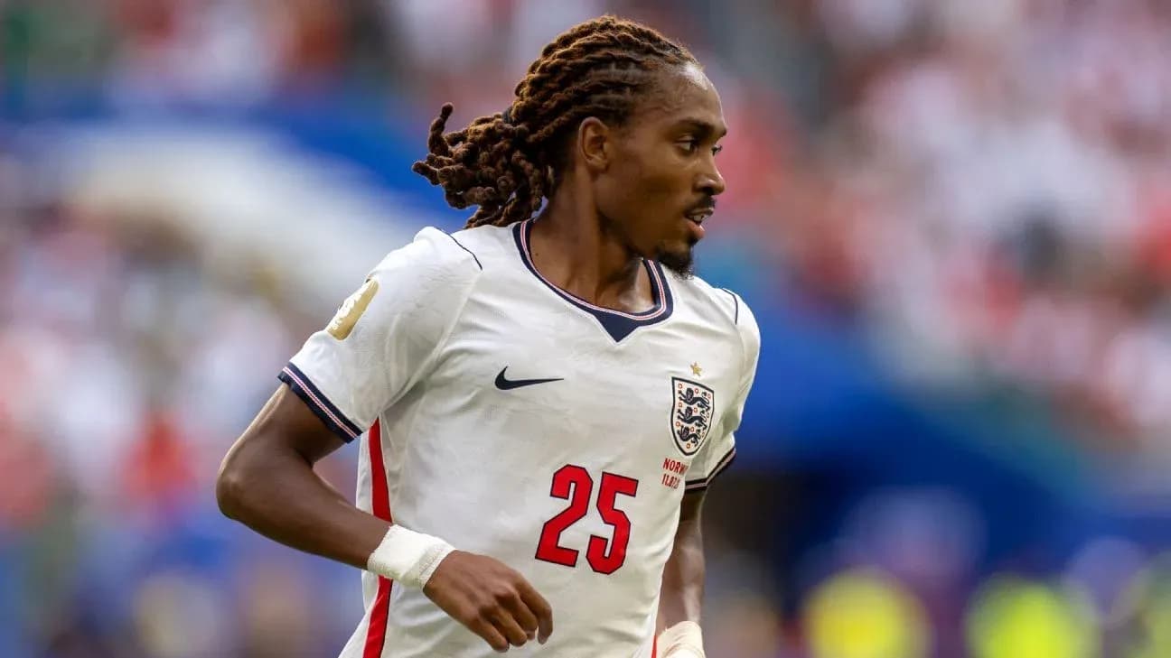 Jugador de Inglaterra corriendo en el campo de fútbol