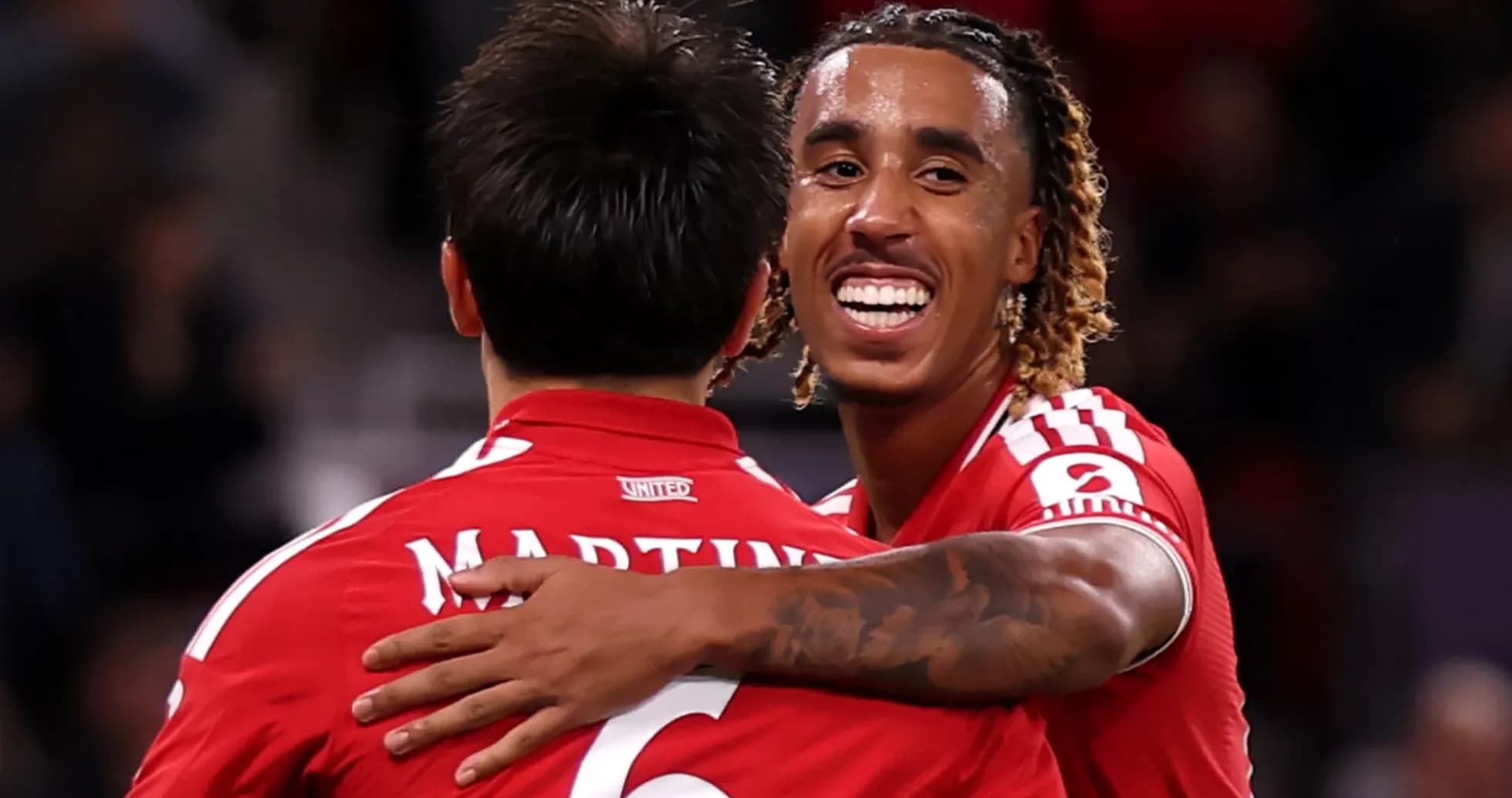Jugadores de Manchester United abrazándose tras gol